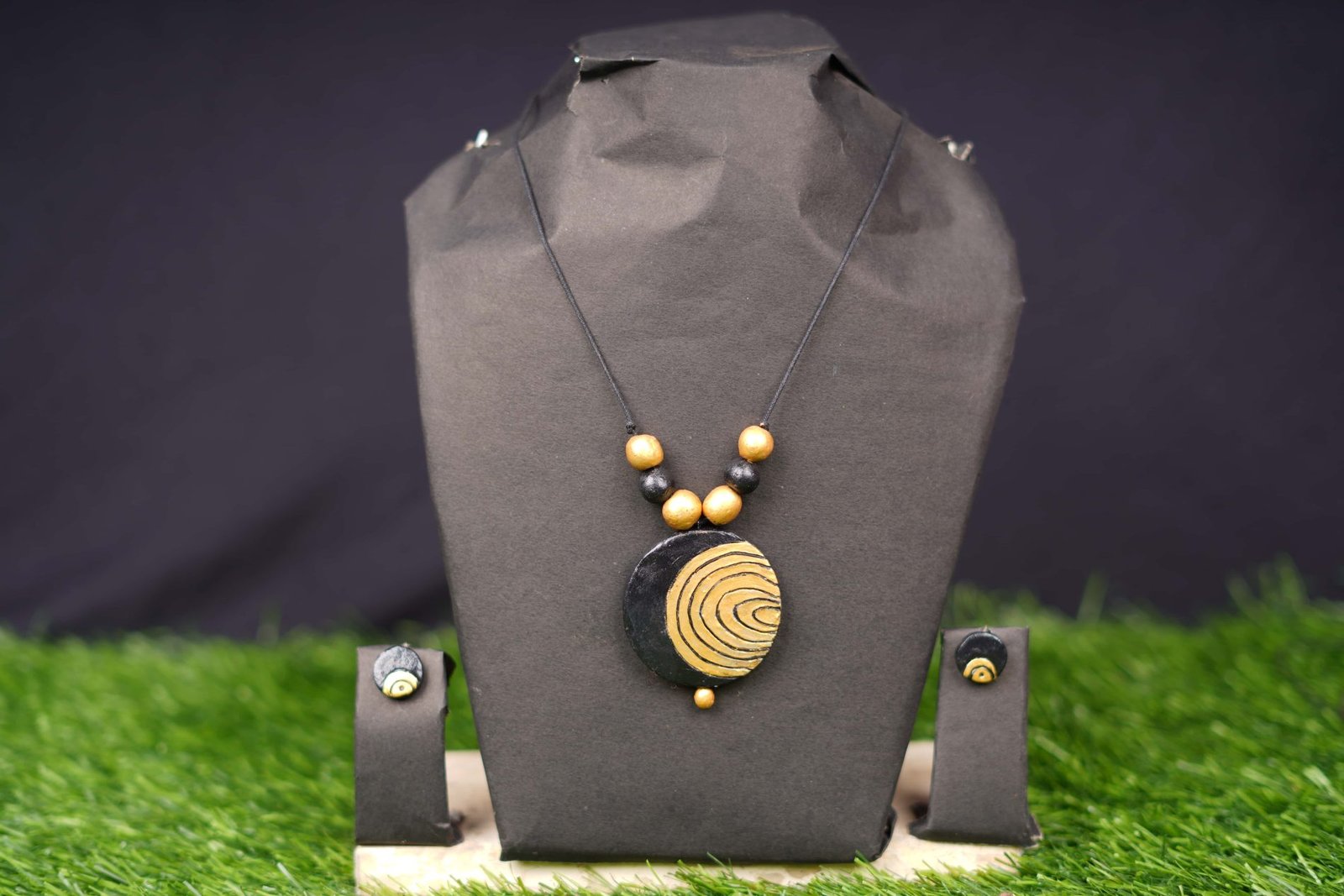 Black & Gold Terracotta Pendant Necklace Set